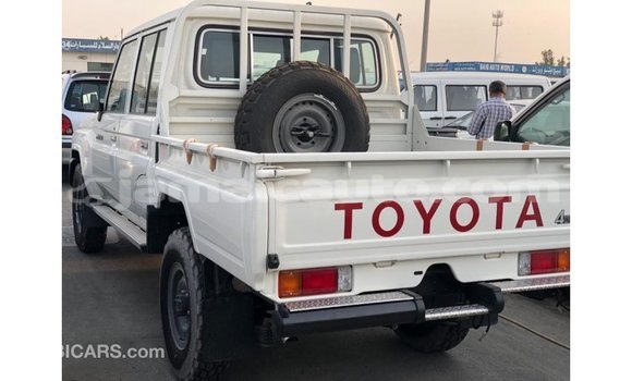 Acheter Import Voiture Toyota Land Cruiser Blanc à Import - Dubai, Clarendon Acheter Import Voiture Toyota Land Cruiser Blanc à Import - Dubai, Clarendon