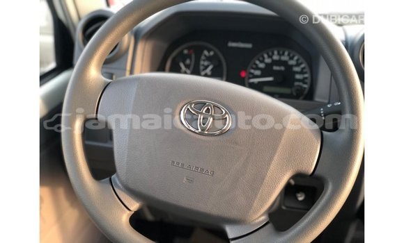 Acheter Import Voiture Toyota Land Cruiser Blanc à Import - Dubai, Clarendon Acheter Import Voiture Toyota Land Cruiser Blanc à Import - Dubai, Clarendon