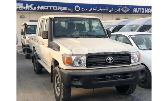 Acheter Import Voiture Toyota Land Cruiser Blanc à Import - Dubai, Clarendon Acheter Import Voiture Toyota Land Cruiser Blanc à Import - Dubai, Clarendon