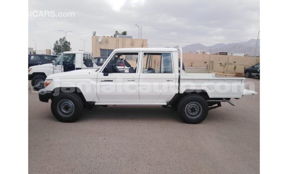 Acheter Import Voiture Toyota Land Cruiser Blanc à Import - Dubai, Clarendon Acheter Import Voiture Toyota Land Cruiser Blanc à Import - Dubai, Clarendon