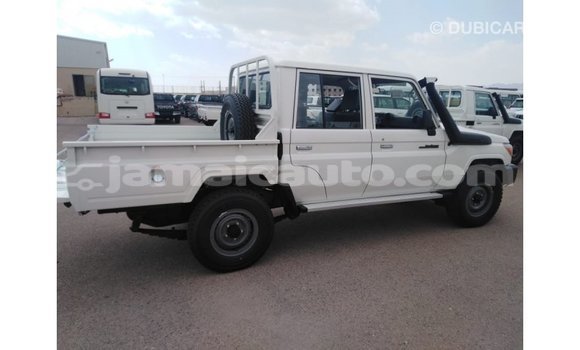 Acheter Import Voiture Toyota Land Cruiser Blanc à Import - Dubai, Clarendon Acheter Import Voiture Toyota Land Cruiser Blanc à Import - Dubai, Clarendon