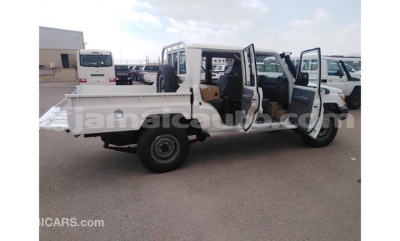 Acheter Import Voiture Toyota Land Cruiser Blanc à Import - Dubai, Clarendon Acheter Import Voiture Toyota Land Cruiser Blanc à Import - Dubai, Clarendon