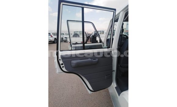 Acheter Import Voiture Toyota Land Cruiser Blanc à Import - Dubai, Clarendon Acheter Import Voiture Toyota Land Cruiser Blanc à Import - Dubai, Clarendon