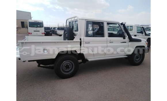Acheter Import Voiture Toyota Land Cruiser Blanc à Import - Dubai, Clarendon Acheter Import Voiture Toyota Land Cruiser Blanc à Import - Dubai, Clarendon