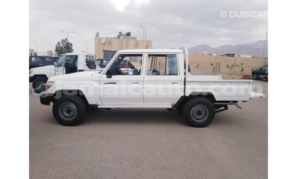 Acheter Import Voiture Toyota Land Cruiser Blanc à Import - Dubai, Clarendon Acheter Import Voiture Toyota Land Cruiser Blanc à Import - Dubai, Clarendon