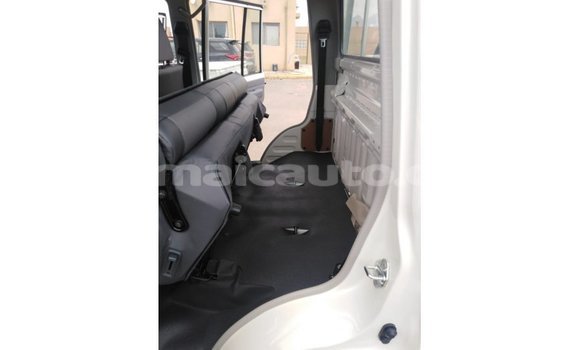 Acheter Import Voiture Toyota Land Cruiser Blanc à Import - Dubai, Clarendon Acheter Import Voiture Toyota Land Cruiser Blanc à Import - Dubai, Clarendon