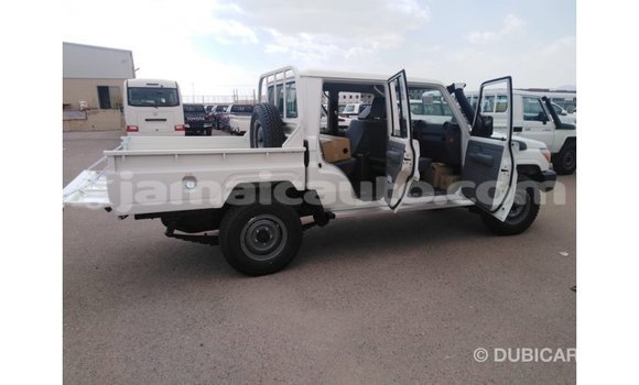 Acheter Import Voiture Toyota Land Cruiser Blanc à Import - Dubai, Clarendon Acheter Import Voiture Toyota Land Cruiser Blanc à Import - Dubai, Clarendon