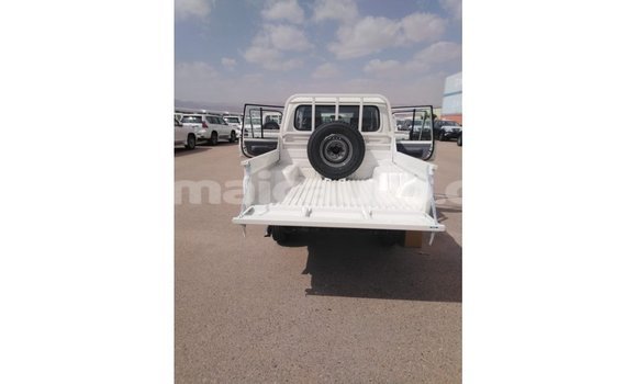 Acheter Import Voiture Toyota Land Cruiser Blanc à Import - Dubai, Clarendon Acheter Import Voiture Toyota Land Cruiser Blanc à Import - Dubai, Clarendon