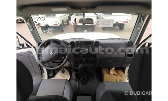 Acheter Import Voiture Toyota Land Cruiser Blanc à Import - Dubai, Clarendon Acheter Import Voiture Toyota Land Cruiser Blanc à Import - Dubai, Clarendon