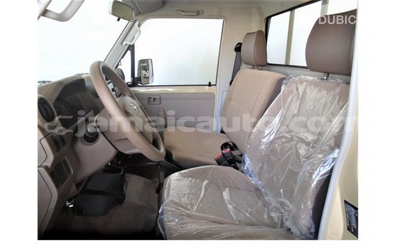 Acheter Import Voiture Toyota Land Cruiser Beige à Import - Dubai, Clarendon Acheter Import Voiture Toyota Land Cruiser Beige à Import - Dubai, Clarendon