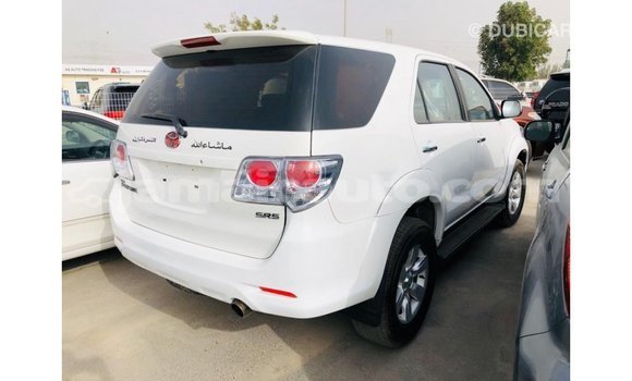 Acheter Import Voiture Toyota Fortuner Blanc à Import - Dubai, Clarendon Acheter Import Voiture Toyota Fortuner Blanc à Import - Dubai, Clarendon