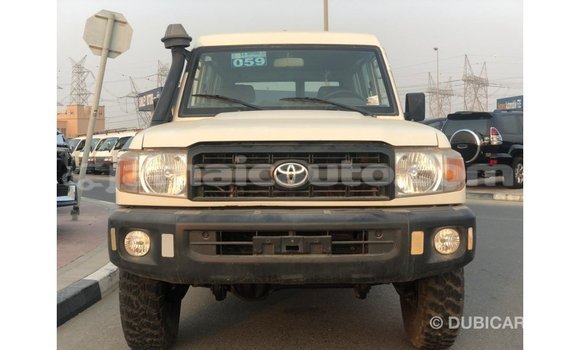 Acheter Import Voiture Toyota Land Cruiser Blanc à Import - Dubai, Clarendon Acheter Import Voiture Toyota Land Cruiser Blanc à Import - Dubai, Clarendon