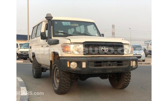Acheter Import Voiture Toyota Land Cruiser Blanc à Import - Dubai, Clarendon Acheter Import Voiture Toyota Land Cruiser Blanc à Import - Dubai, Clarendon