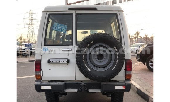 Acheter Import Voiture Toyota Land Cruiser Blanc à Import - Dubai, Clarendon Acheter Import Voiture Toyota Land Cruiser Blanc à Import - Dubai, Clarendon