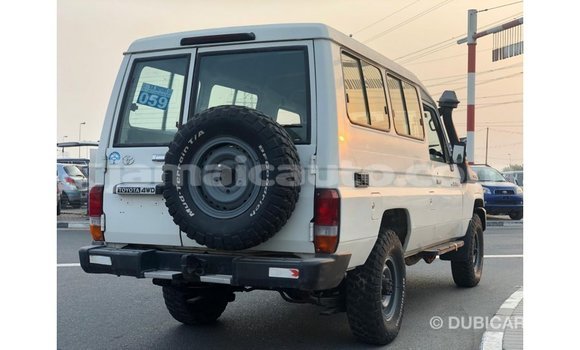 Acheter Import Voiture Toyota Land Cruiser Blanc à Import - Dubai, Clarendon Acheter Import Voiture Toyota Land Cruiser Blanc à Import - Dubai, Clarendon