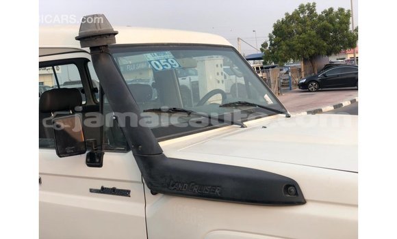 Acheter Import Voiture Toyota Land Cruiser Blanc à Import - Dubai, Clarendon Acheter Import Voiture Toyota Land Cruiser Blanc à Import - Dubai, Clarendon
