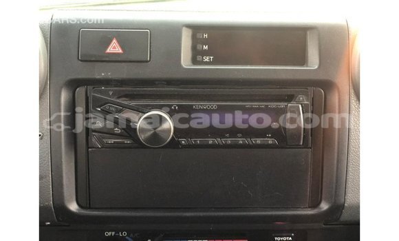 Acheter Import Voiture Toyota Land Cruiser Blanc à Import - Dubai, Clarendon Acheter Import Voiture Toyota Land Cruiser Blanc à Import - Dubai, Clarendon