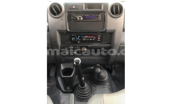 Acheter Import Voiture Toyota Land Cruiser Blanc à Import - Dubai, Clarendon Acheter Import Voiture Toyota Land Cruiser Blanc à Import - Dubai, Clarendon