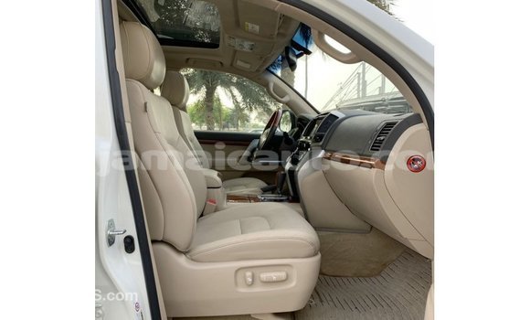 Acheter Import Voiture Toyota Land Cruiser Blanc à Import - Dubai, Clarendon Acheter Import Voiture Toyota Land Cruiser Blanc à Import - Dubai, Clarendon