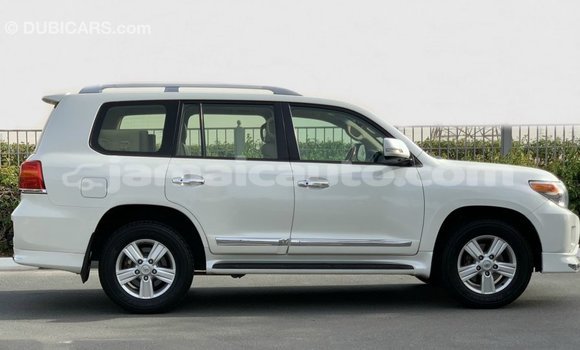 Acheter Import Voiture Toyota Land Cruiser Blanc à Import - Dubai, Clarendon Acheter Import Voiture Toyota Land Cruiser Blanc à Import - Dubai, Clarendon