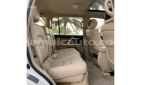 Acheter Import Voiture Toyota Land Cruiser Blanc à Import - Dubai, Clarendon Acheter Import Voiture Toyota Land Cruiser Blanc à Import - Dubai, Clarendon