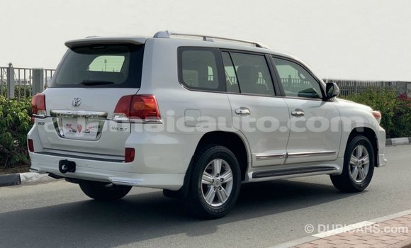 Acheter Import Voiture Toyota Land Cruiser Blanc à Import - Dubai, Clarendon Acheter Import Voiture Toyota Land Cruiser Blanc à Import - Dubai, Clarendon