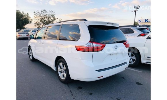 Acheter Import Voiture Toyota Sienna Blanc à Import - Dubai, Clarendon Acheter Import Voiture Toyota Sienna Blanc à Import - Dubai, Clarendon