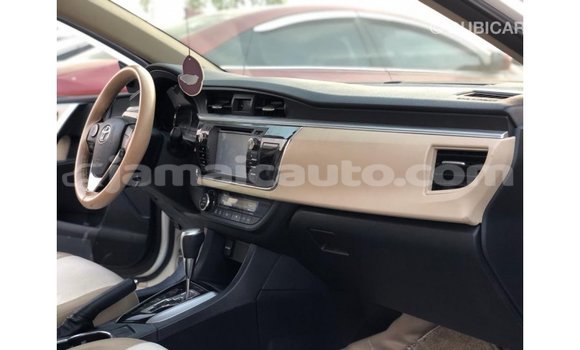 Acheter Import Voiture Toyota Corolla Blanc à Import - Dubai, Clarendon Acheter Import Voiture Toyota Corolla Blanc à Import - Dubai, Clarendon