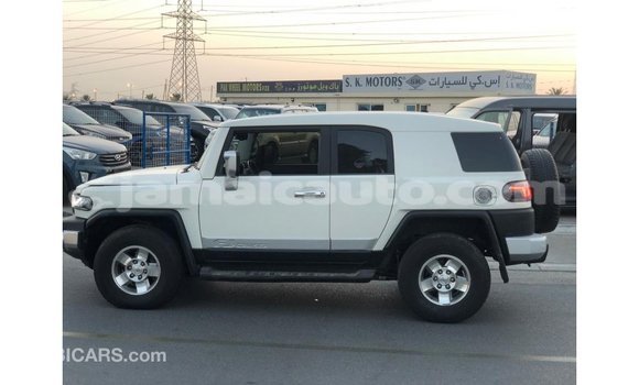 Acheter Import Voiture Toyota FJ Cruiser Blanc à Import - Dubai, Clarendon Acheter Import Voiture Toyota FJ Cruiser Blanc à Import - Dubai, Clarendon