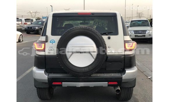 Acheter Import Voiture Toyota FJ Cruiser Blanc à Import - Dubai, Clarendon Acheter Import Voiture Toyota FJ Cruiser Blanc à Import - Dubai, Clarendon