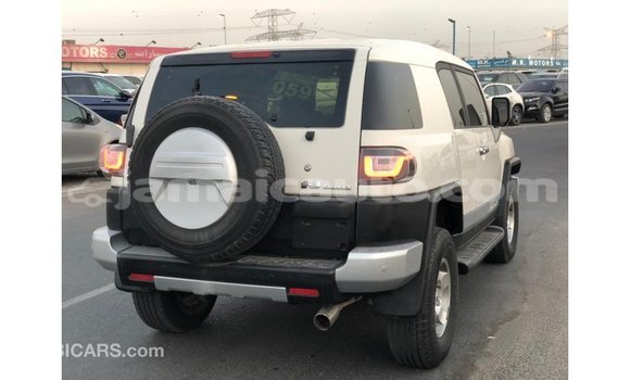 Acheter Import Voiture Toyota FJ Cruiser Blanc à Import - Dubai, Clarendon Acheter Import Voiture Toyota FJ Cruiser Blanc à Import - Dubai, Clarendon