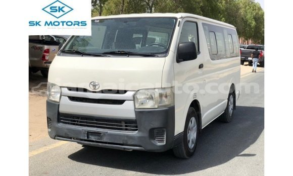 Acheter Import Voiture Toyota Hiace Blanc à Import - Dubai, Clarendon