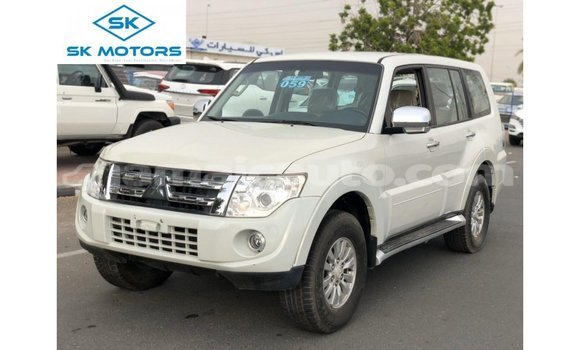 Acheter Import Voiture Mitsubishi Pajero Blanc à Import - Dubai, Clarendon
