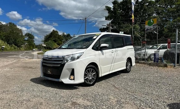 Buy Used Toyota Noah White Car in Kingston in Kingston Buy Used Toyota Noah White Car in Kingston in Kingston