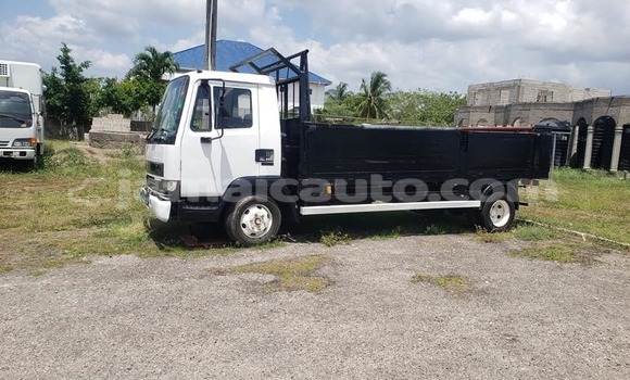 Acheter Occasion Utilitaire DAF CF Blanc à Import - Dubai, Clarendon Acheter Occasion Utilitaire DAF CF Blanc à Import - Dubai, Clarendon