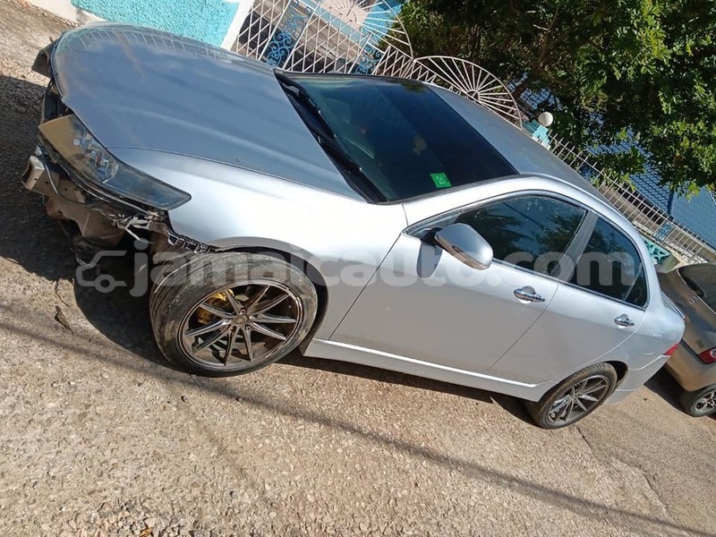 Big with watermark toyota yaris clarendon import dubai 3966