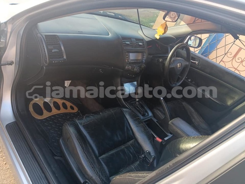 Big with watermark toyota yaris clarendon import dubai 3966