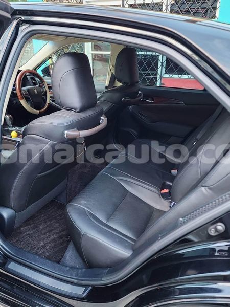 Big with watermark toyota crown clarendon import dubai 4048