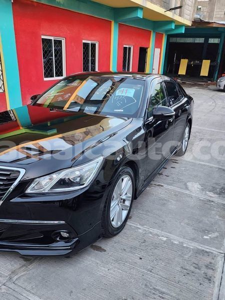 Big with watermark toyota crown clarendon import dubai 4048