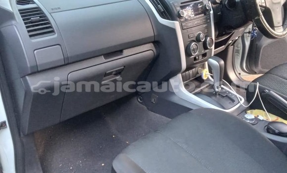 Acheter Occasion Voiture Isuzu D–MAX Blanc à Import - Dubai, Clarendon Acheter Occasion Voiture Isuzu D–MAX Blanc à Import - Dubai, Clarendon