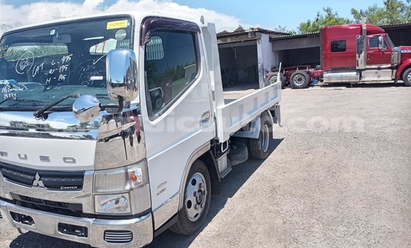 Buy Used Mitsubishi Carisma White Car in Import - Dubai in Clarendon