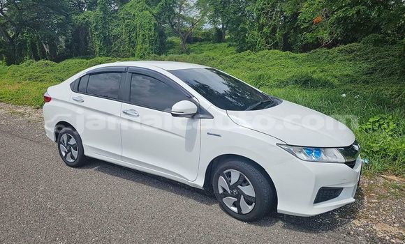 Buy Used Honda Grace White Car in Lucea in Hanover Buy Used Honda Grace White Car in Lucea in Hanover
