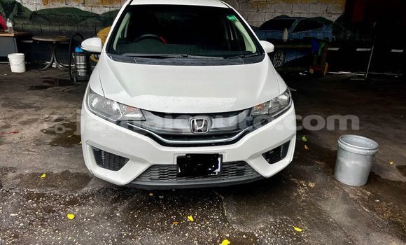 Buy Used Honda FIT White Car in May Pen in Clarendon Buy Used Honda FIT White Car in May Pen in Clarendon