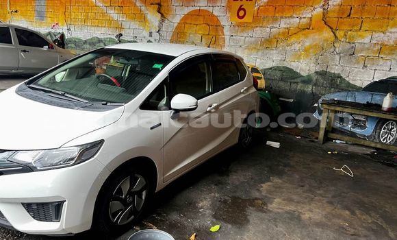 Buy Used Honda FIT White Car in May Pen in Clarendon Buy Used Honda FIT White Car in May Pen in Clarendon