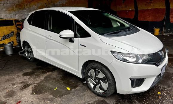 Buy Used Honda FIT White Car in May Pen in Clarendon Buy Used Honda FIT White Car in May Pen in Clarendon