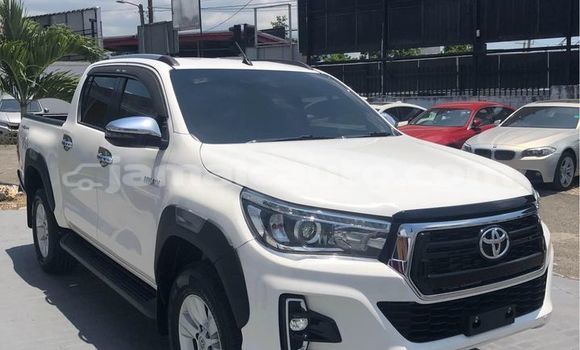 Buy Used Toyota Hilux White Car in Mandeville in Manchester Buy Used Toyota Hilux White Car in Mandeville in Manchester