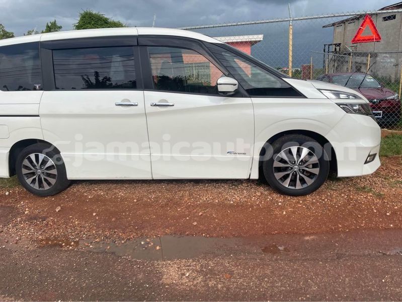 Big with watermark nissan serena clarendon may pen 4252