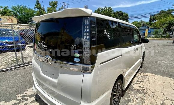 Buy Used Toyota Voxy White Car in Savanna la Mar in Westmoreland Buy Used Toyota Voxy White Car in Savanna la Mar in Westmoreland