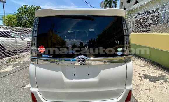 Buy Used Toyota Voxy White Car in Savanna la Mar in Westmoreland Buy Used Toyota Voxy White Car in Savanna la Mar in Westmoreland