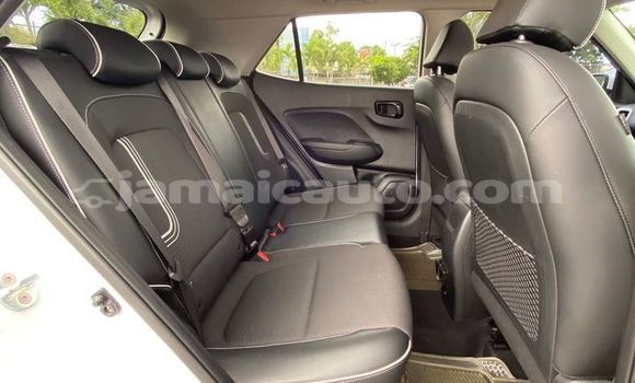 Buy Used Hyundai Verna White Car in Lucea in Hanover Buy Used Hyundai Verna White Car in Lucea in Hanover